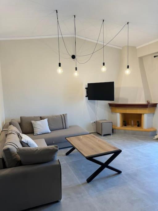 Seaviewapartment Ofrinion Bagian luar foto