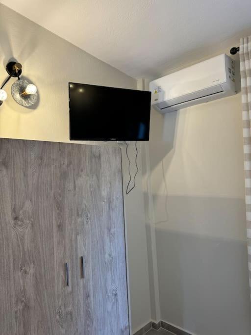 Seaviewapartment Ofrinion Bagian luar foto